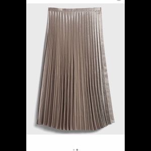 Champagne metallic pleated skirt. Size 4.